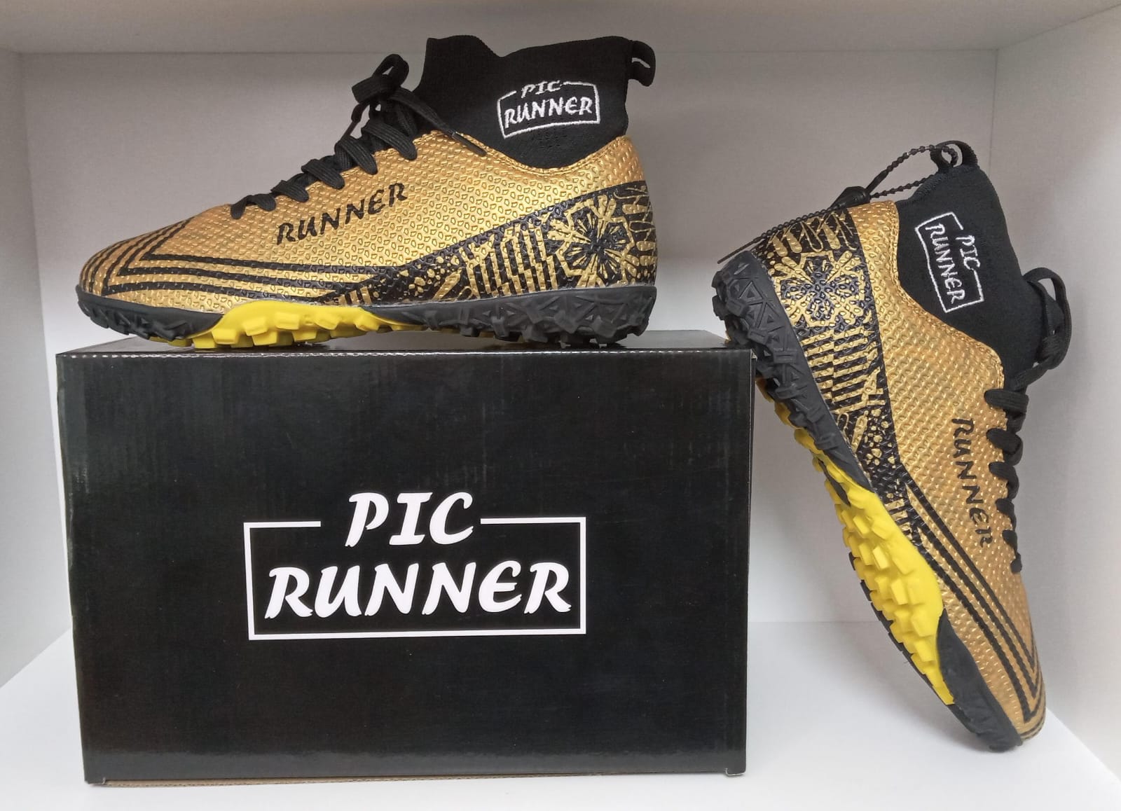 Storm gold futbolera caña alta con media autoajustable