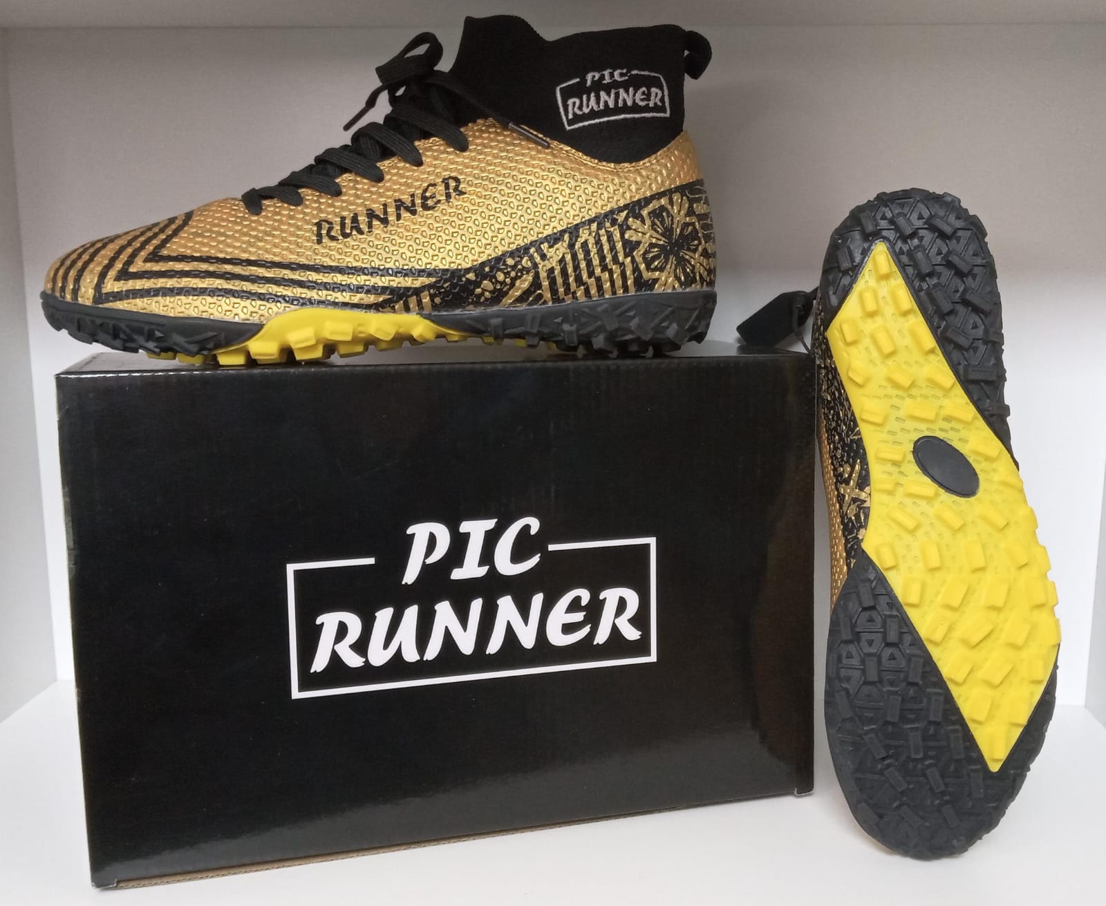 Storm gold futbolera caña alta con media autoajustable