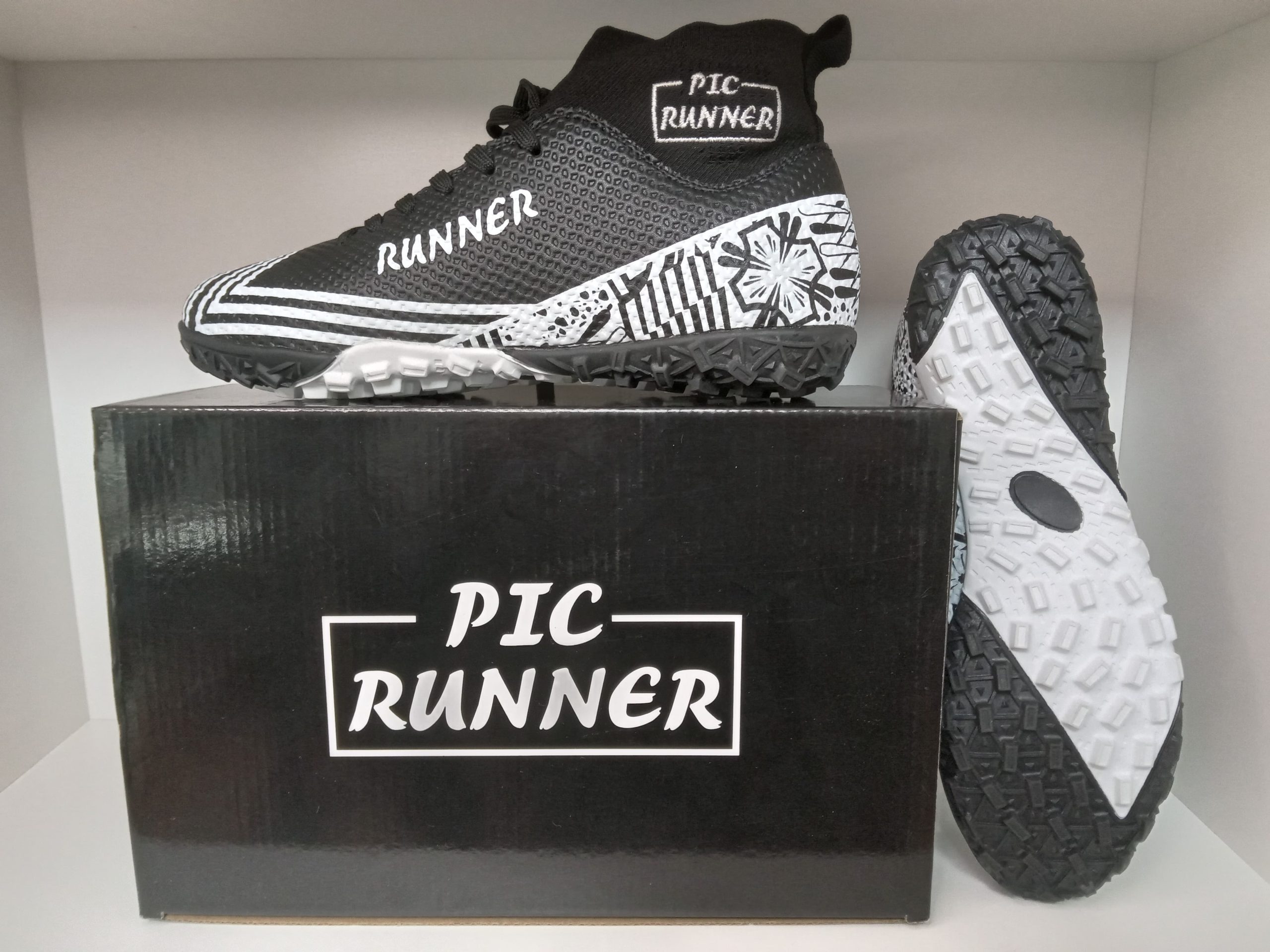 Storm black utbolera caña alta con media autoajustable