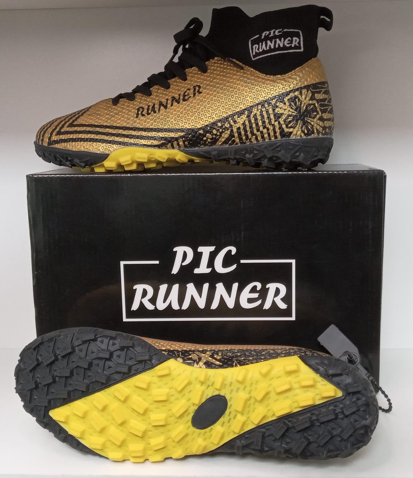 Storm gold futbolera caña alta con media autoajustable